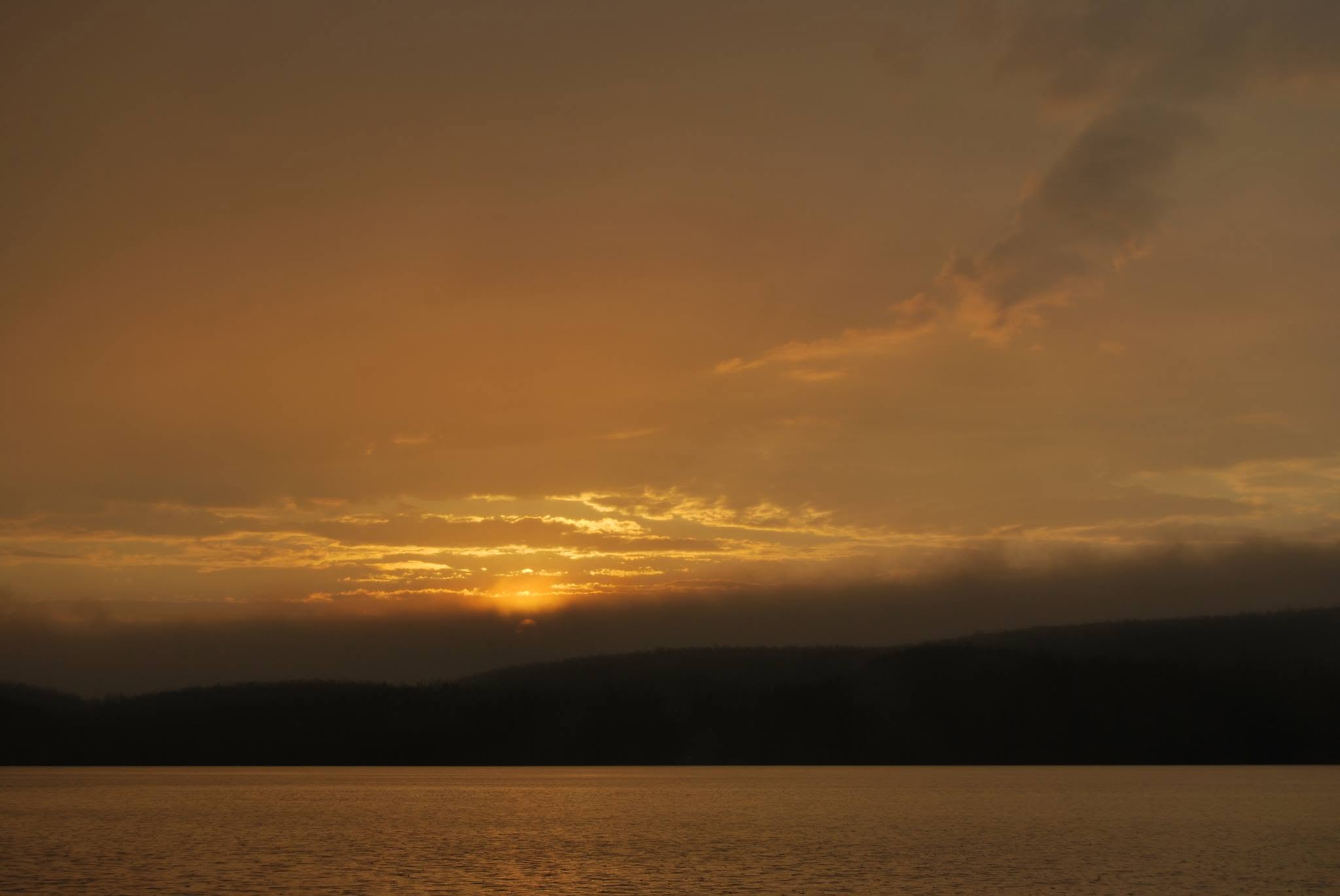 Solnedgang over vannet ved fjellstua