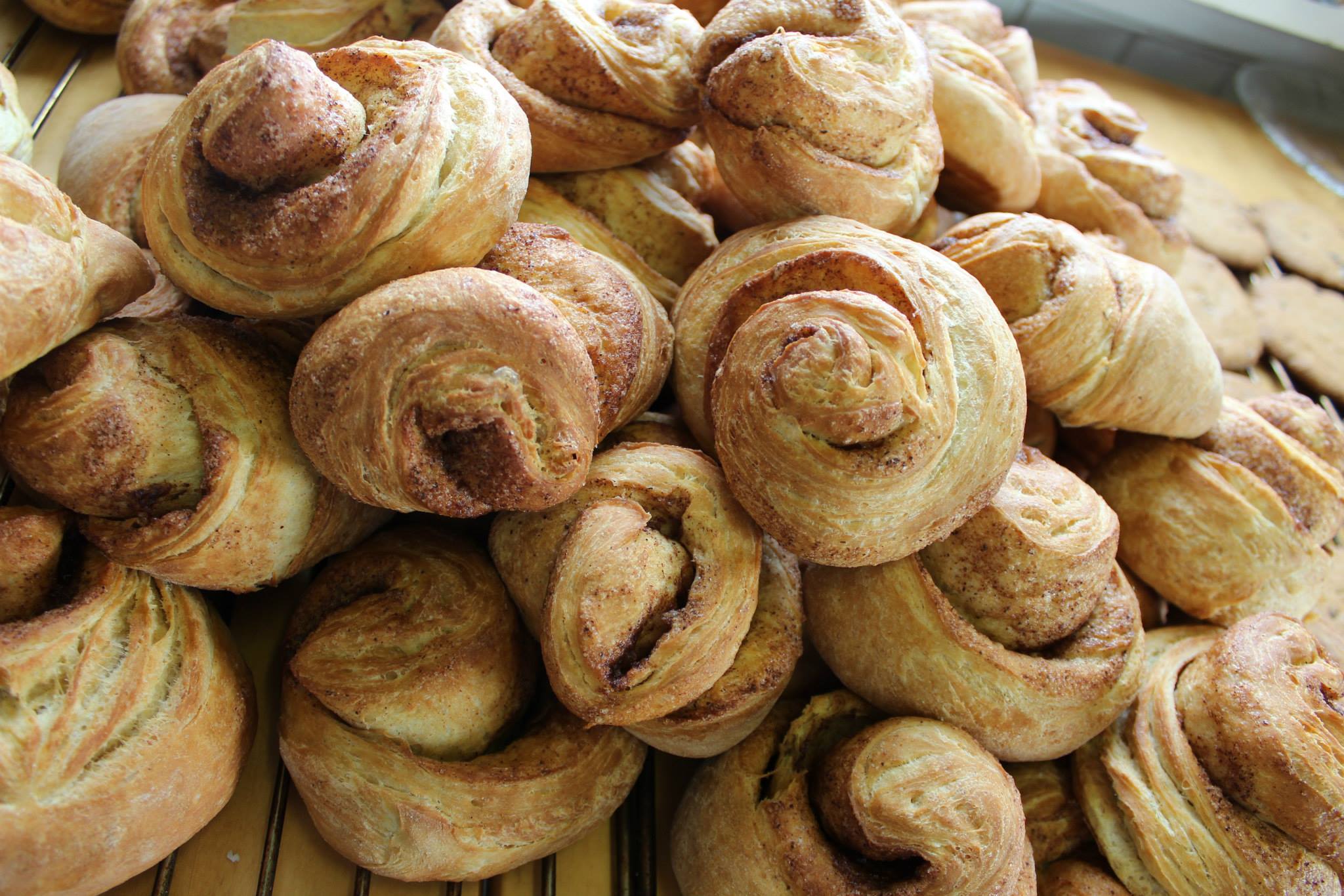 Nybakte kanelboller fra kaféen
